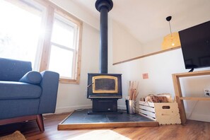 Smart TV, fireplace, books - Hilltop Cottage w/ Sauna - 3-bedroom home with sauna & heated outdoor shower! (Ucluelet)