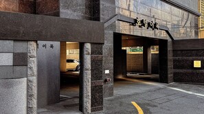 المنشأة من الخارج