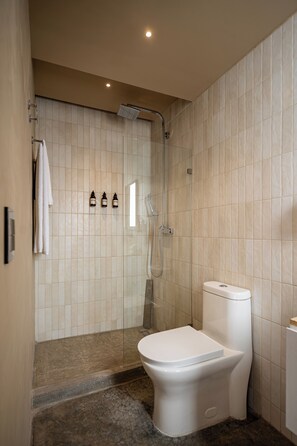 Deluxe Studio Suite | Bathroom