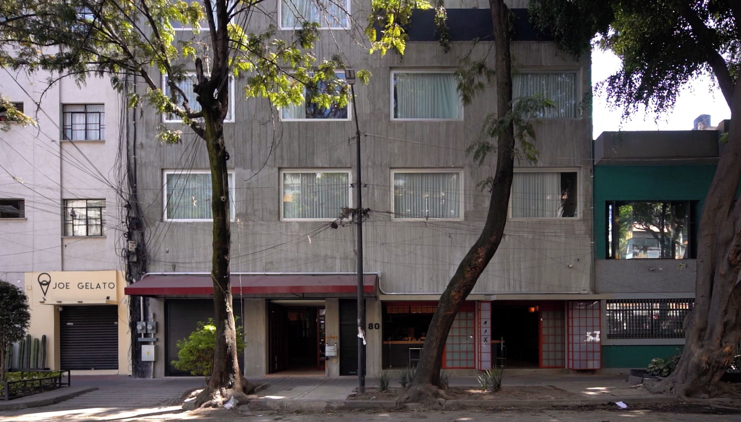 Vista frontal de la propiedad