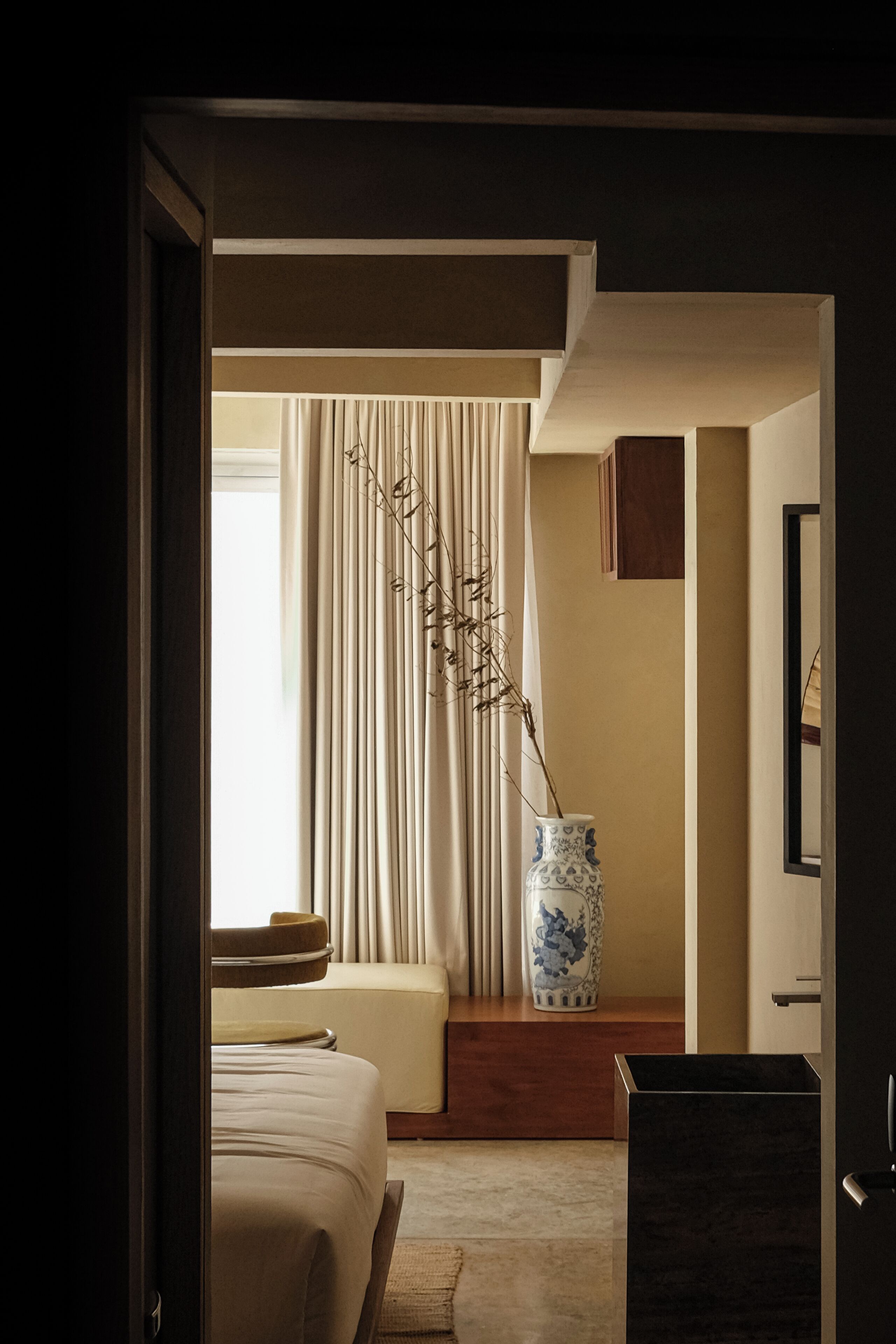 จูเนียร์สตูดิโอ | ตู้นิรภัยในห้องพัก, โต๊ะทำงาน, พื้นที่ทำงานแบบใช้แล็ปท็อป, ผ้าม่านกันแสง