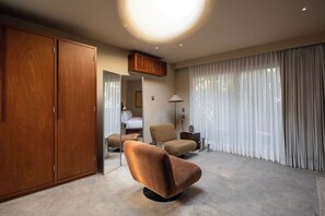 Signature Suite, City View | Living area