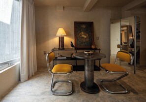 Suite estudio Deluxe | Caja de seguridad en la habitación y escritorio 