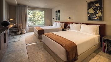 Quarto casal superluxo, vista para a cidade | Cofres nos quartos, escrivaninha, espaço de trabalho para notebook