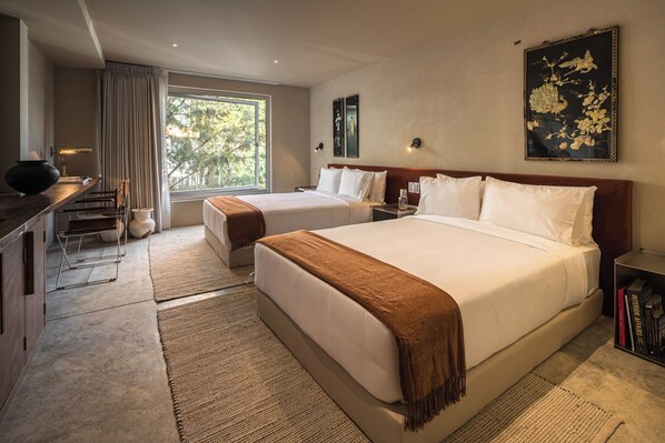 Habitación de lujo doble, vistas a la ciudad | Caja fuerte, escritorio, espacio para trabajar con un portátil