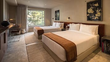 Quarto luxo, 2 camas Queen, vista para o pátio | Cofres nos quartos, escrivaninha, espaço de trabalho para notebook