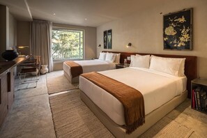 Habitación Deluxe, 2 camas de matrimonio, vistas al patio | Caja fuerte, escritorio, espacio para trabajar con un portátil