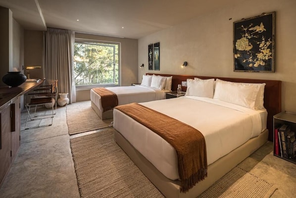 Caja de seguridad en la habitación y escritorio