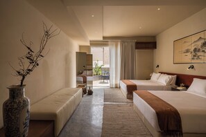 Deluxe-Zimmer, 2 Queen-Betten, Blick auf den Innenhof | Hochwertige Bettwaren, Select-Comfort-Betten, Minibar, Zimmersafe