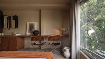 Quarto casal superluxo, vista para a cidade | Cofres nos quartos, escrivaninha, espaço de trabalho para notebook