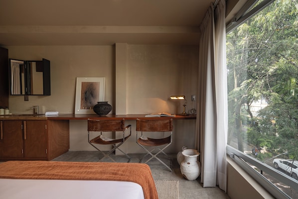 Luxury Double Room, City View | In-room safe, desk, laptop workspace, blackout drapes - Hotel Oculto (Ciudad de México)