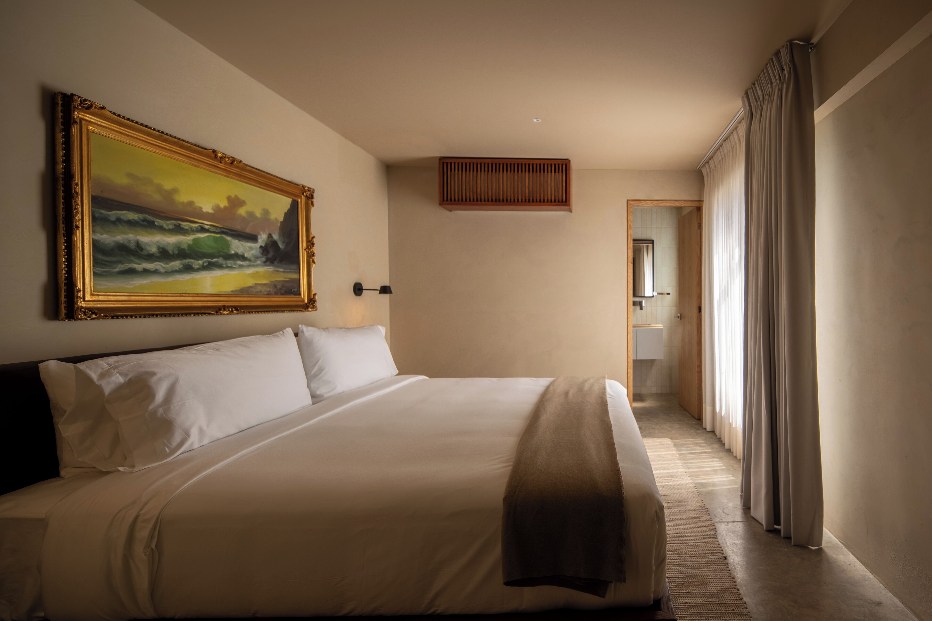 Junior-Studio | Zimmersafe, Schreibtisch, laptopgeeigneter Arbeitsplatz