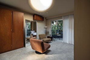 Phòng Suite có thiết kế đặc trưng, quang cảnh thành phố | Khu phòng khách