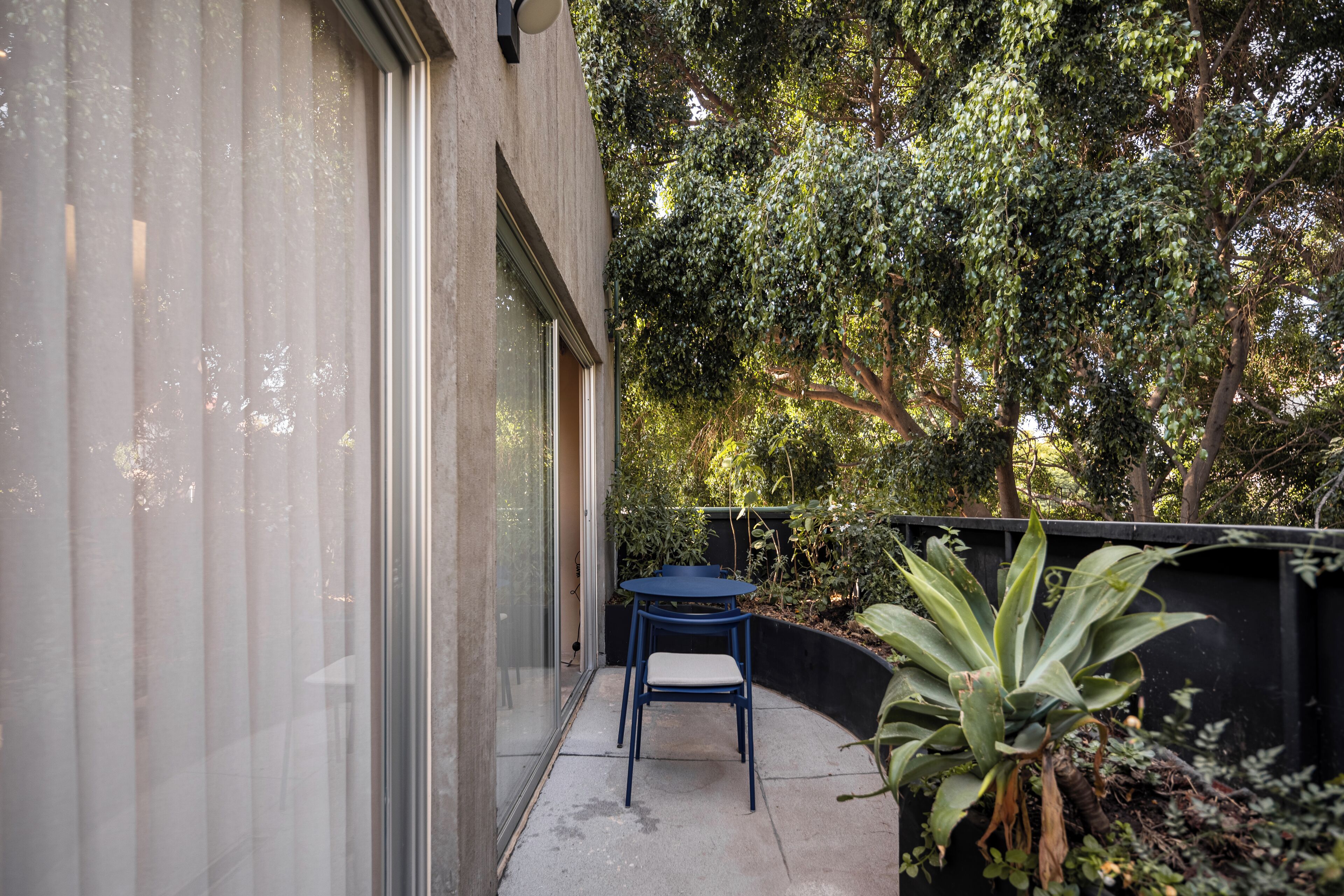 Suíte com design assinado, vista para a cidade | Terraço/pátio