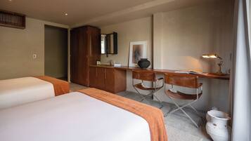 Quarto casal superluxo, vista para a cidade | Cofres nos quartos, escrivaninha, espaço de trabalho para notebook