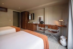 Luxury Double Room, City View | In-room safe, desk, laptop workspace, blackout drapes - Hotel Oculto (Ciudad de México)