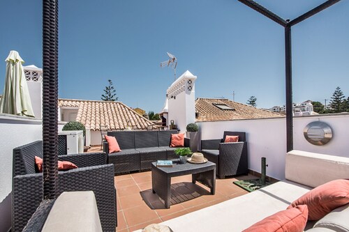 Immaculate 3 bedroom luxury apartment with private roof terrace & pool