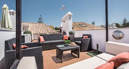 Immaculate 3 bedroom luxury apartment with private roof terrace & pool