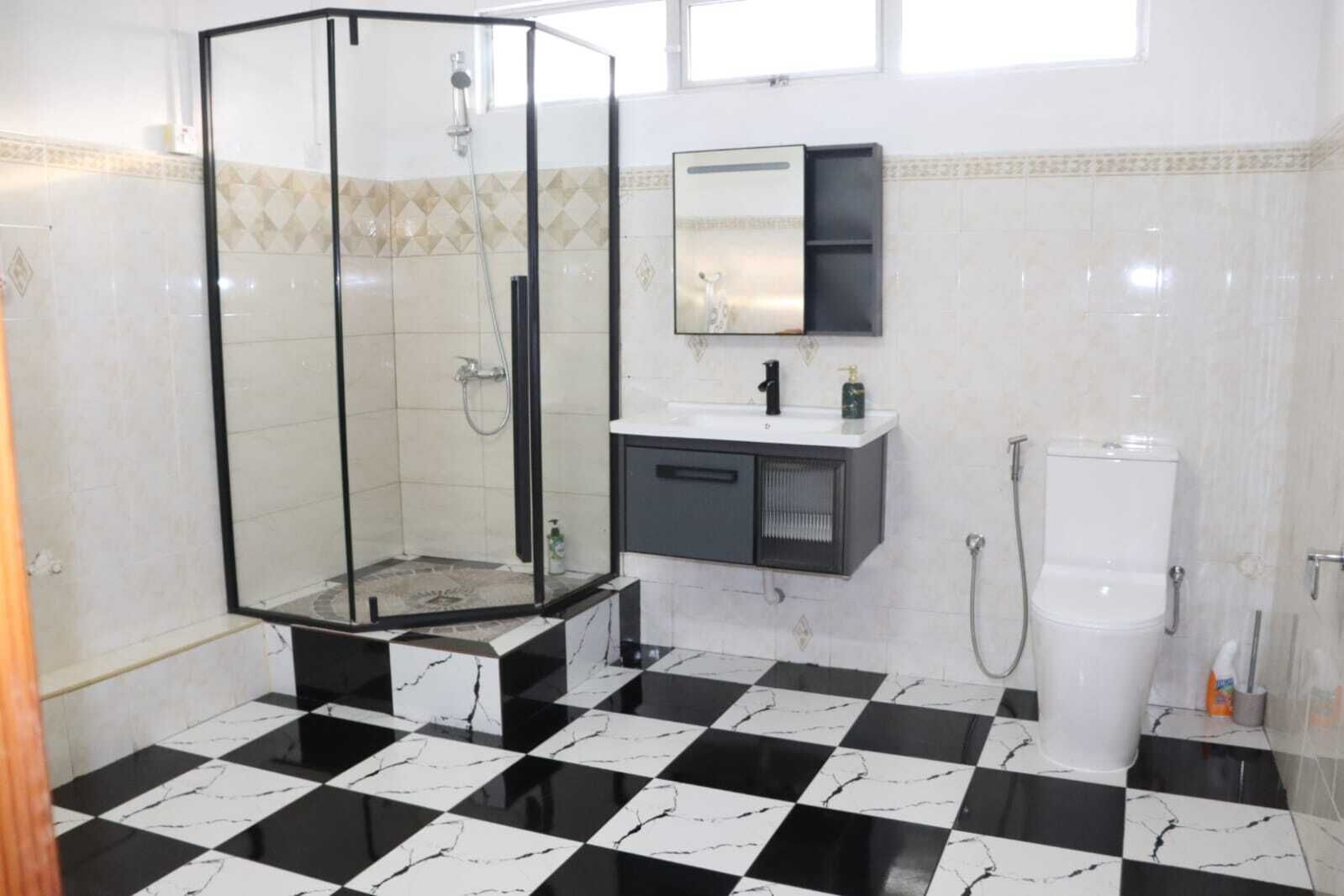 Douche, sèche-cheveux, serviettes fournies, savon