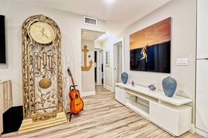 Interior - Singer Island 5 min walk to Beach, Snorkel gear & Bikes (West Palm Beach)