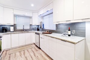 Private kitchen - Singer Island 5 min walk to Beach, Snorkel gear & Bikes (West Palm Beach)