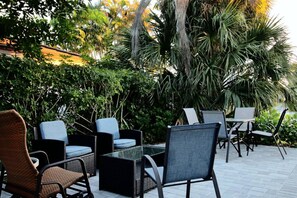 Outdoor dining - Singer Island 3br/2ba Beach, Snorkel gear & Bikes (West Palm Beach)