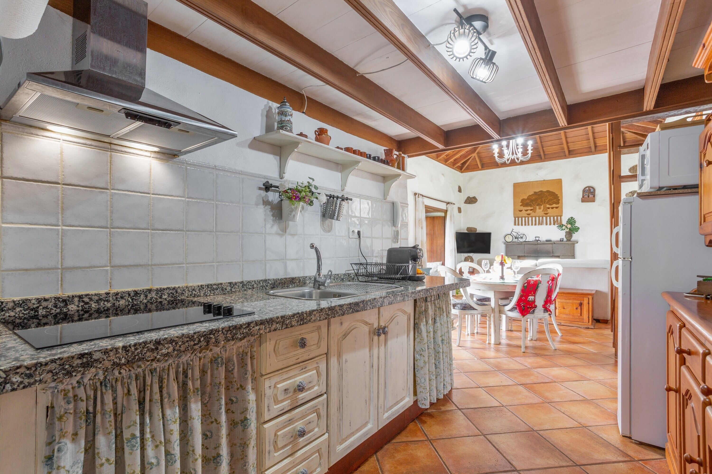 Køleskab, mikrobølgeovn, kaffe-/temaskine, brødrister