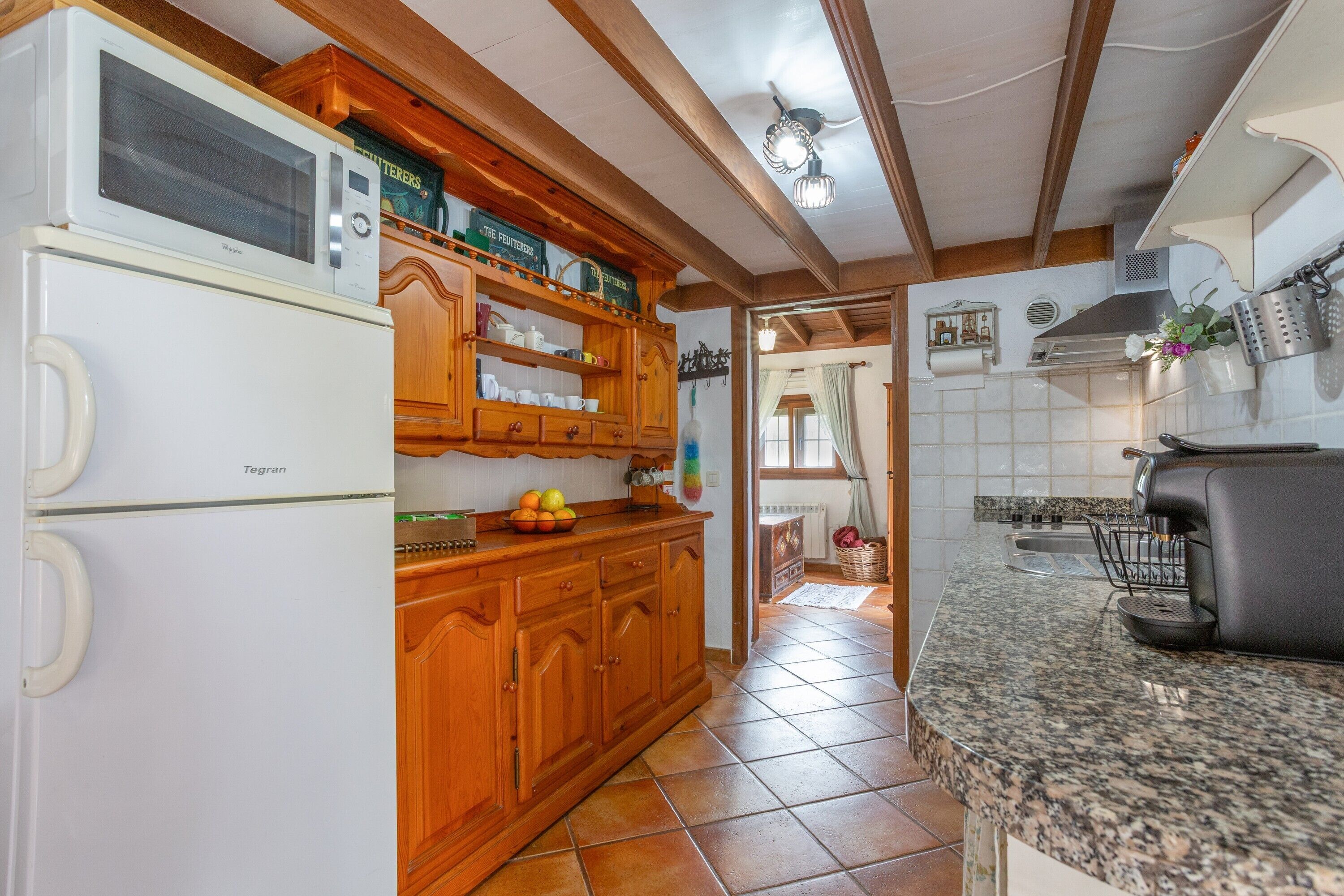 Køleskab, mikrobølgeovn, kaffe-/temaskine, brødrister