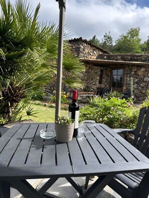 Outdoor dining - Finca San Pablo with Views of Mount Teide (Icod de los Vinos)