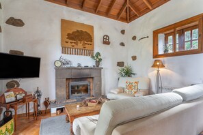 TV, fireplace - Finca San Pablo with Views of Mount Teide (Icod de los Vinos)