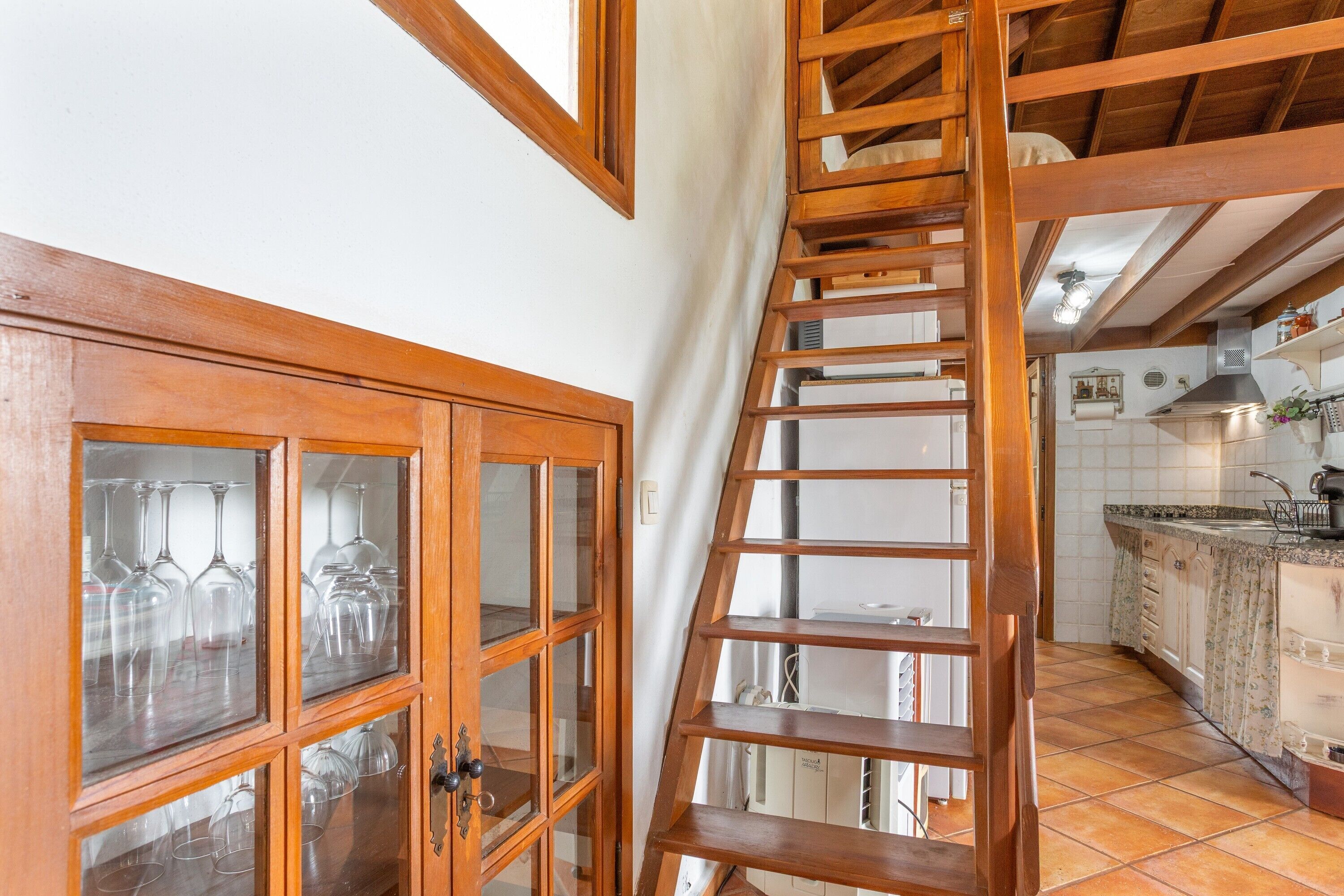 Kylskåp, mikrovågsugn, kaffe- och tebryggare och brödrost