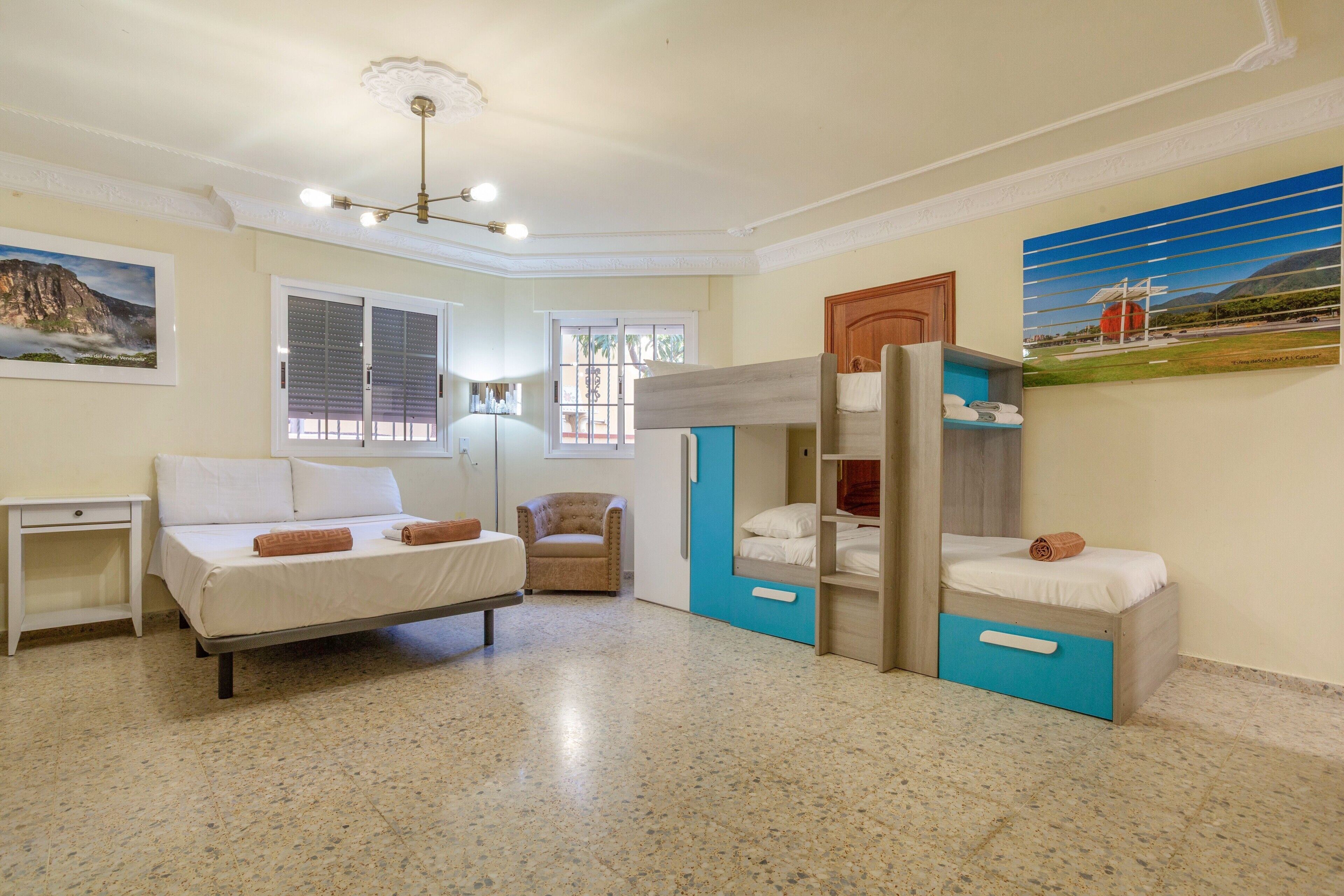 Tabla de planchar con plancha, wifi, ropa de cama
