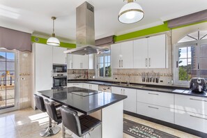 Fridge, microwave, oven, stovetop - Vacation Villa 'Chalet Luxury' with Sea View, Private Pool and Wi-Fi (Candelaria)