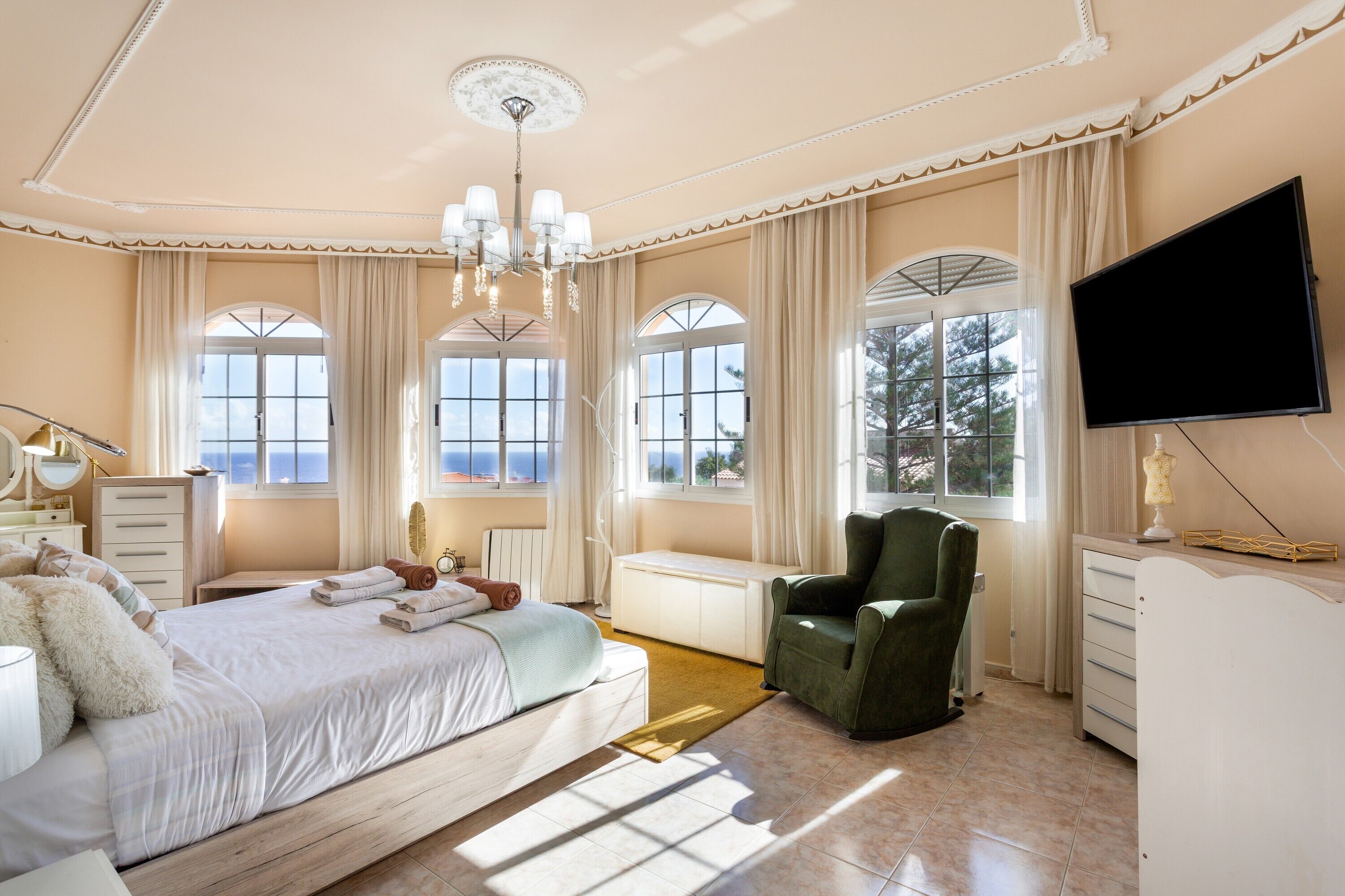 Een strijkplank/strijkijzer, wifi, beddengoed