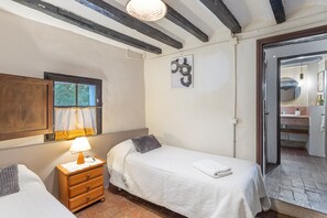 3 bedrooms, iron/ironing board, WiFi, bed sheets