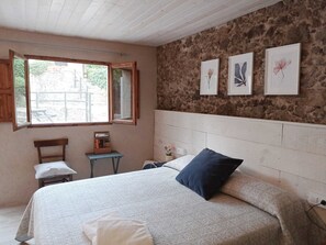 1 habitación, tabla de planchar con plancha, wifi y ropa de cama 