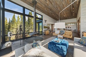 Smart TV, fireplace, stereo - Big Sky Vista - Hot Tub, Fireplace & Mountain View (Big Sky)