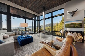 Smart TV, fireplace, stereo - Big Sky Vista - Hot Tub, Fireplace & Mountain View (Big Sky)
