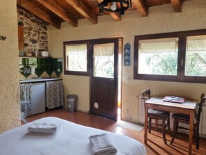 1 habitación, tabla de planchar con plancha, wifi y ropa de cama 