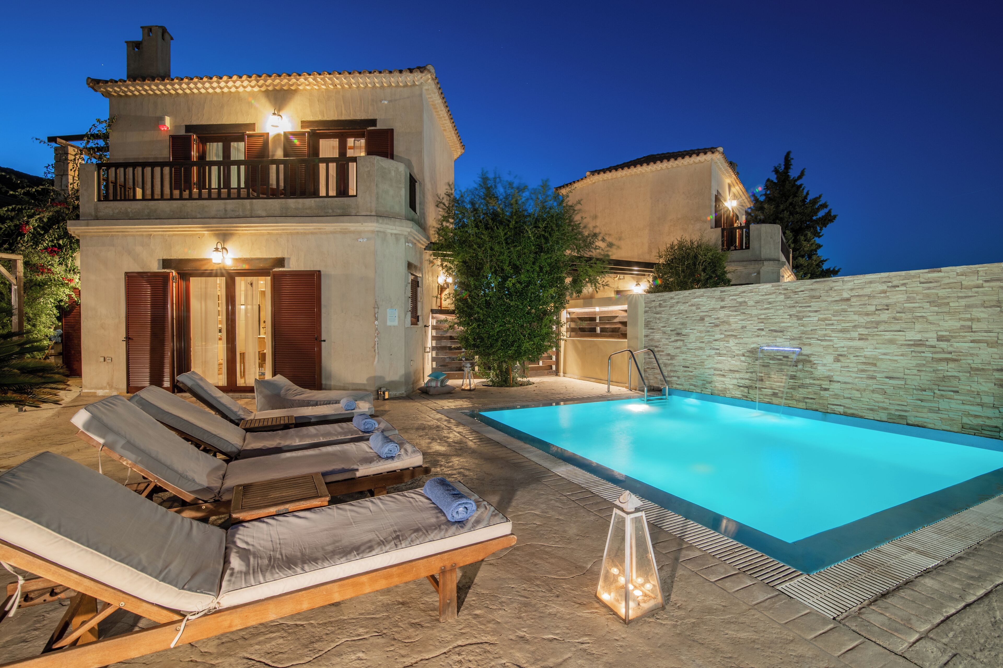 2 สระว่ายน้ำกลางแจ้ง, ร่มริมสระว่ายน้ำ, เก้าอี้อาบแดดริมสระ