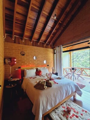 Romantische chalet, 1 queensize bed, airconditioning, uitzicht op bergen | Gratis wifi