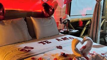 Romantic Chalet, 1 Queen Bed, Air conditioning, Mountain View