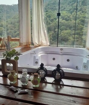 Romantic Chalet, 1 Queen Bed, Air conditioning, Mountain View | Private spa tub - Chalés Estância Verdejante (Sapucaí-Mirim)