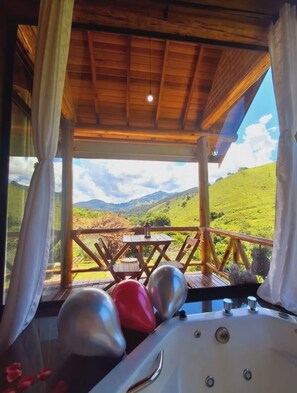 Romantisches Chalet, Küche, Bergblick | Eigener Whirlpool