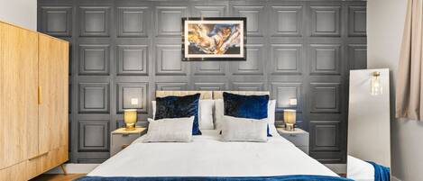 Escritorio, tabla de planchar con plancha, wifi y ropa de cama