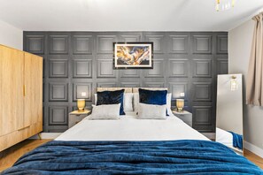 Escrivaninha, ferros/tábuas de passar roupa, Wi-Fi, roupa de cama