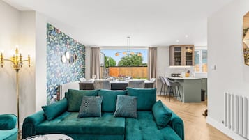 TV, mesa de pingue-pongue