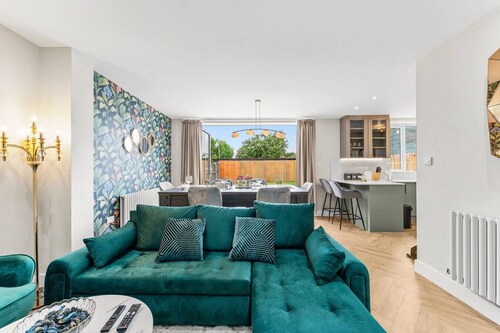 Stylish 5-bed home near Heathrow & Windsor with games area and large garden