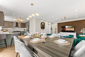 Dining - Stylish 5-bed home near Heathrow & Windsor with games area and large garden (Staines-upon-Thames)