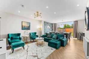 TV, ping pong - Stylish 5-bed home near Heathrow & Windsor with games area and large garden (Staines-upon-Thames)